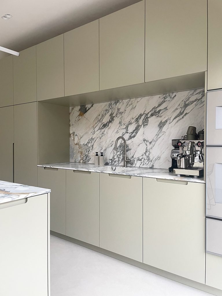 zijaanzicht maatwerk keuken, grijsgroene fronten en ingefreesde greep, Arabescato blad, FELD interieurarchitecten Amsterdam